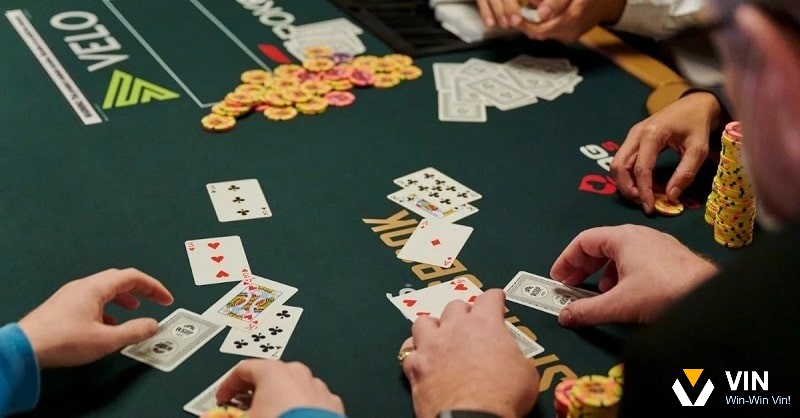 Hãy cùng vin68 giải đáp thắc mắc Bài rác trong Poker là gì nhé!